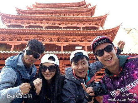 杨颖(Angelababy)艺人合影前后照片