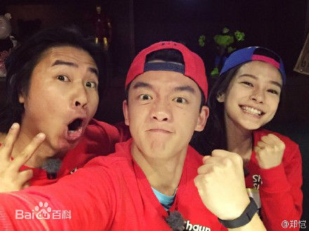 杨颖(Angelababy)艺人合影前后照片