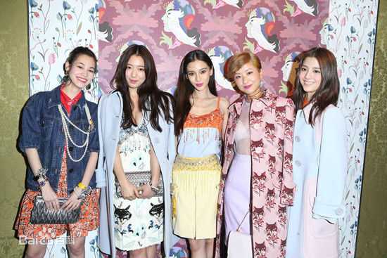 杨颖(Angelababy)艺人合影前后照片