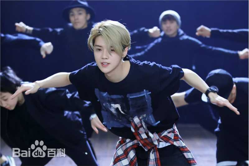 鹿晗(LUHAN)2016巡回演唱会素颜照壁纸