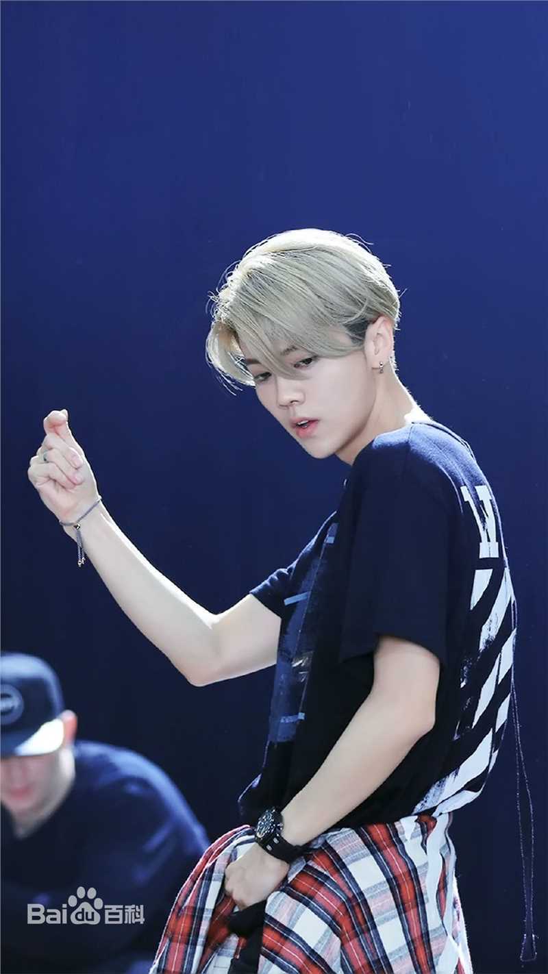 鹿晗(LUHAN)2016巡回演唱会素颜照壁纸