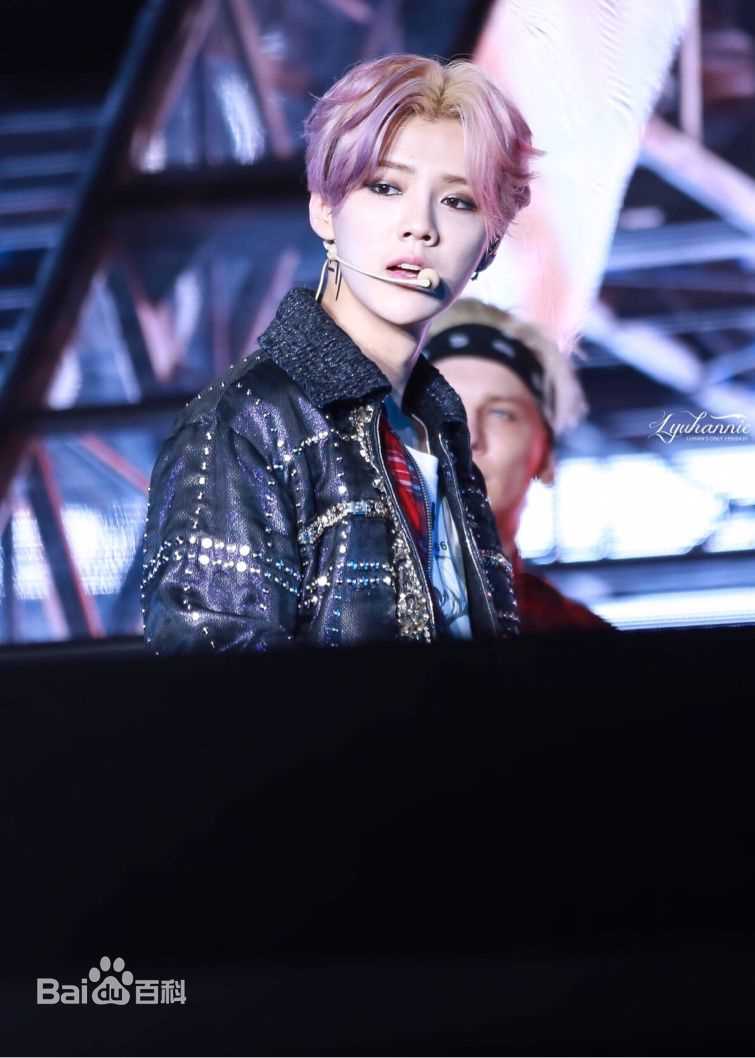 鹿晗(LUHAN)2016巡回演唱会素颜照壁纸