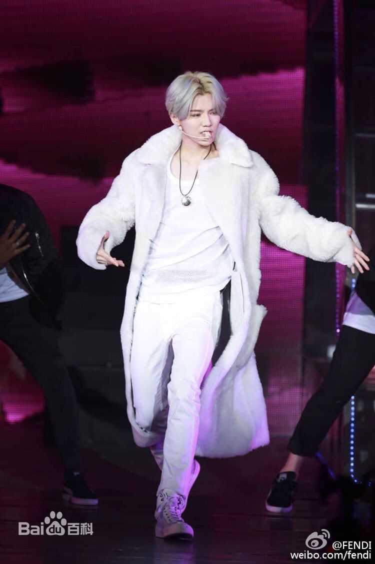 鹿晗(LUHAN)2016巡回演唱会素颜照壁纸