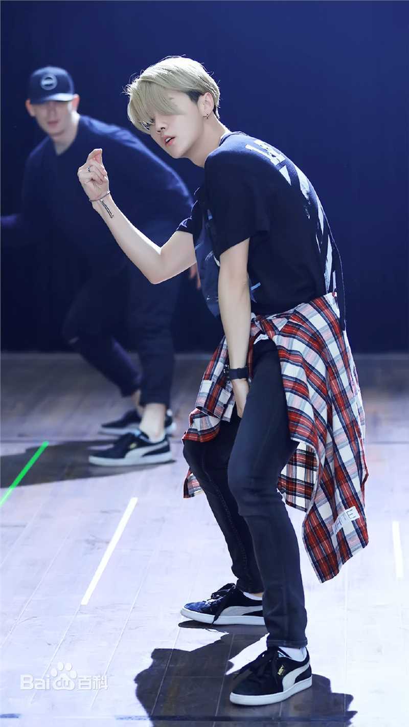 鹿晗(LUHAN)2016巡回演唱会素颜照壁纸