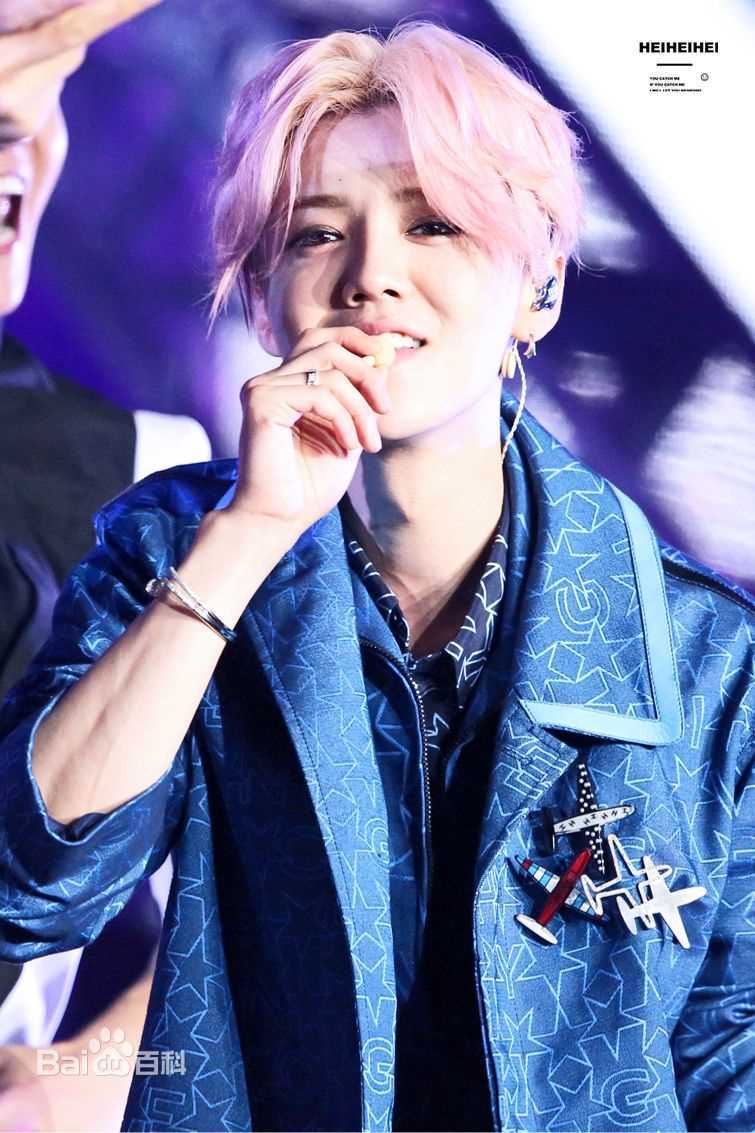 鹿晗(LUHAN)2016巡回演唱会素颜照壁纸