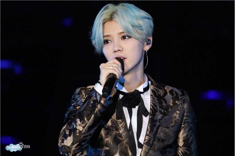 鹿晗(LUHAN)2016巡回演唱会素颜照壁纸