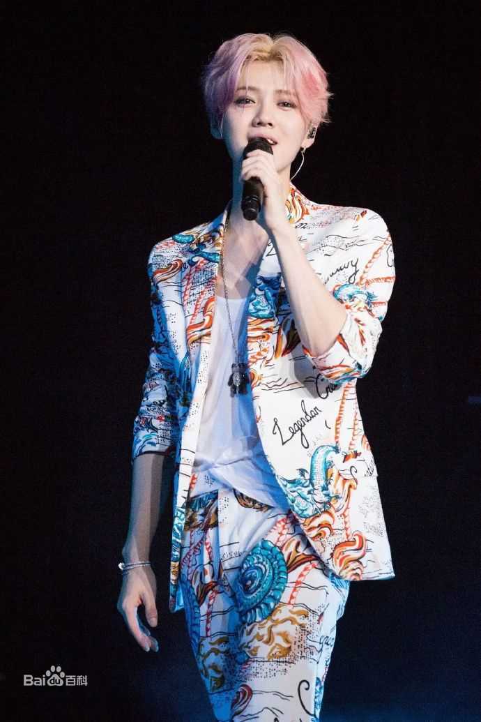 鹿晗(LUHAN)2016巡回演唱会素颜照壁纸