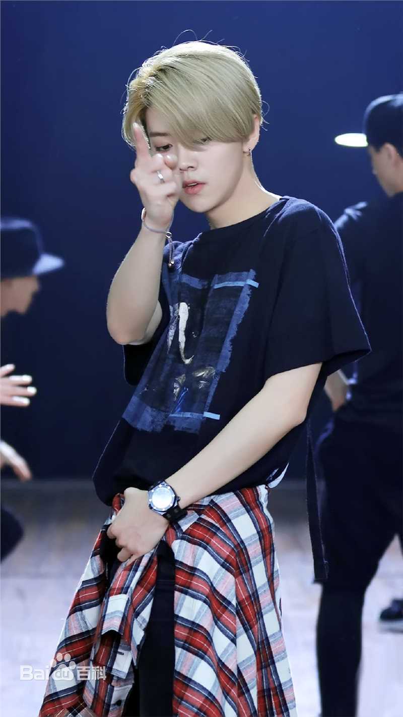 鹿晗(LUHAN)2016巡回演唱会素颜照壁纸