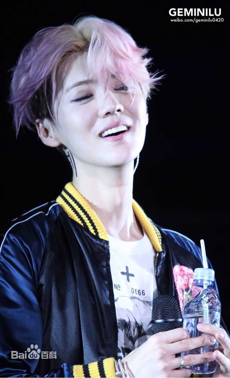 鹿晗(LUHAN)2016巡回演唱会素颜照壁纸