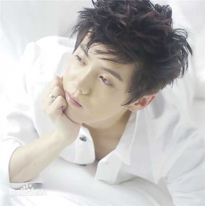 精选鹿晗(LUHAN)在《ELLE》首位单封内地男星中的图册