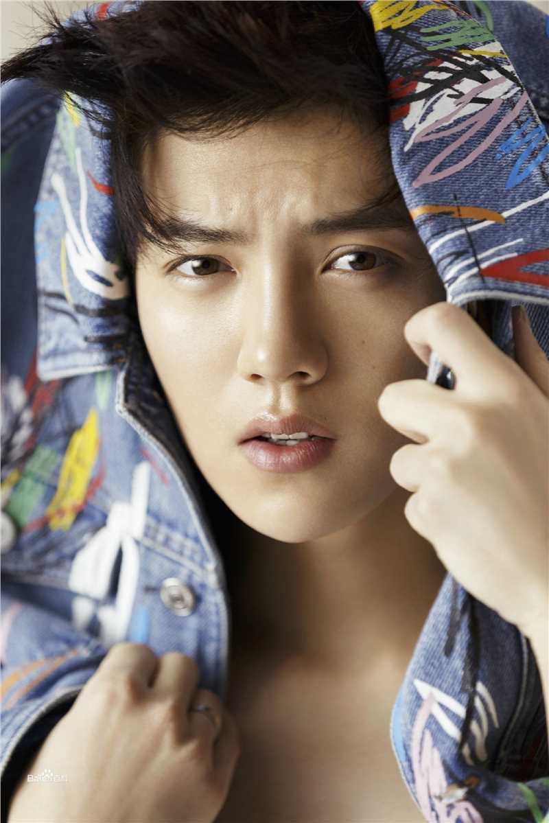 精选鹿晗(LUHAN)在《ELLE》首位单封内地男星中的图册