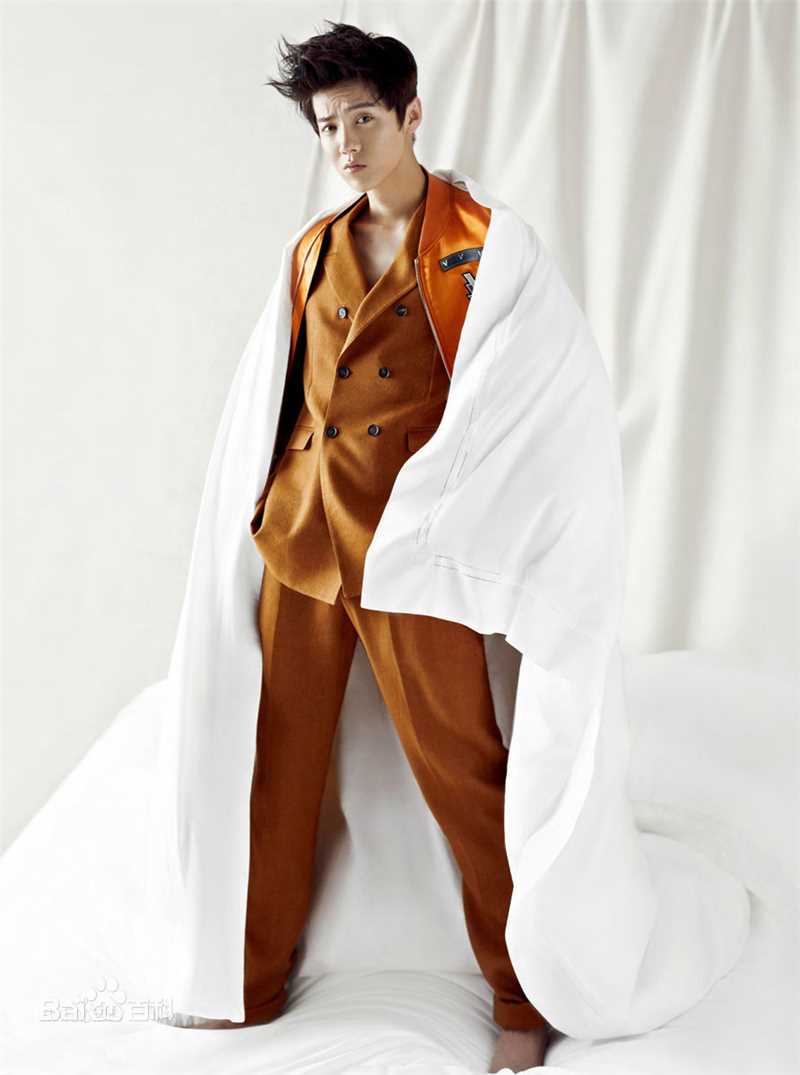 精选鹿晗(LUHAN)在《ELLE》首位单封内地男星中的图册