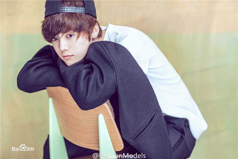 最新鹿晗(LUHAN)在《时尚芭莎》首位单封男星中的图集