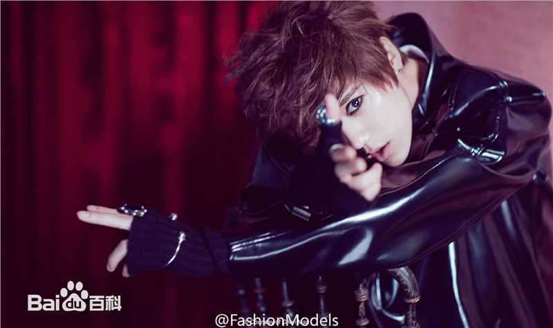 最新鹿晗(LUHAN)在《时尚芭莎》首位单封男星中的图集