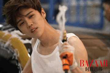 鹿晗(LUHAN)在《时尚芭莎》2016年八月刊中的