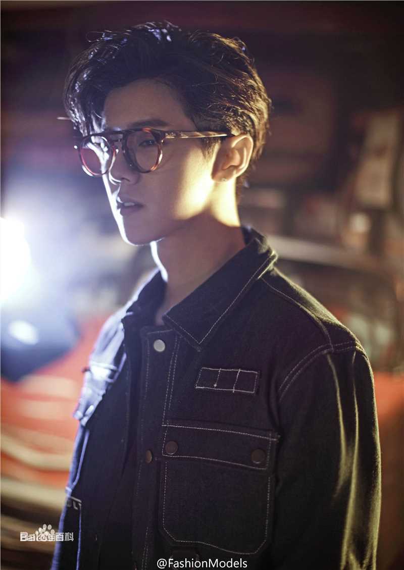 高清鹿晗(LUHAN)在《时装男士》10月刊暨100期八周年刊中的图集