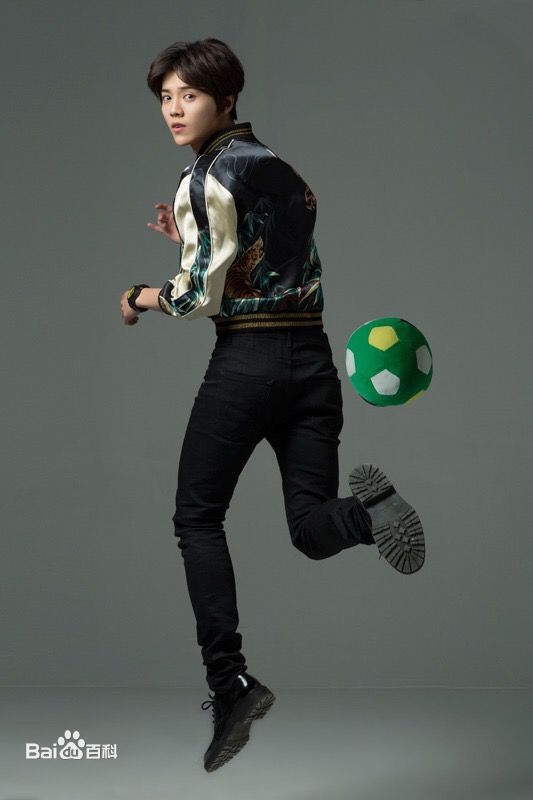 鹿晗(LUHAN)《南都周刊》首位90后封面明星