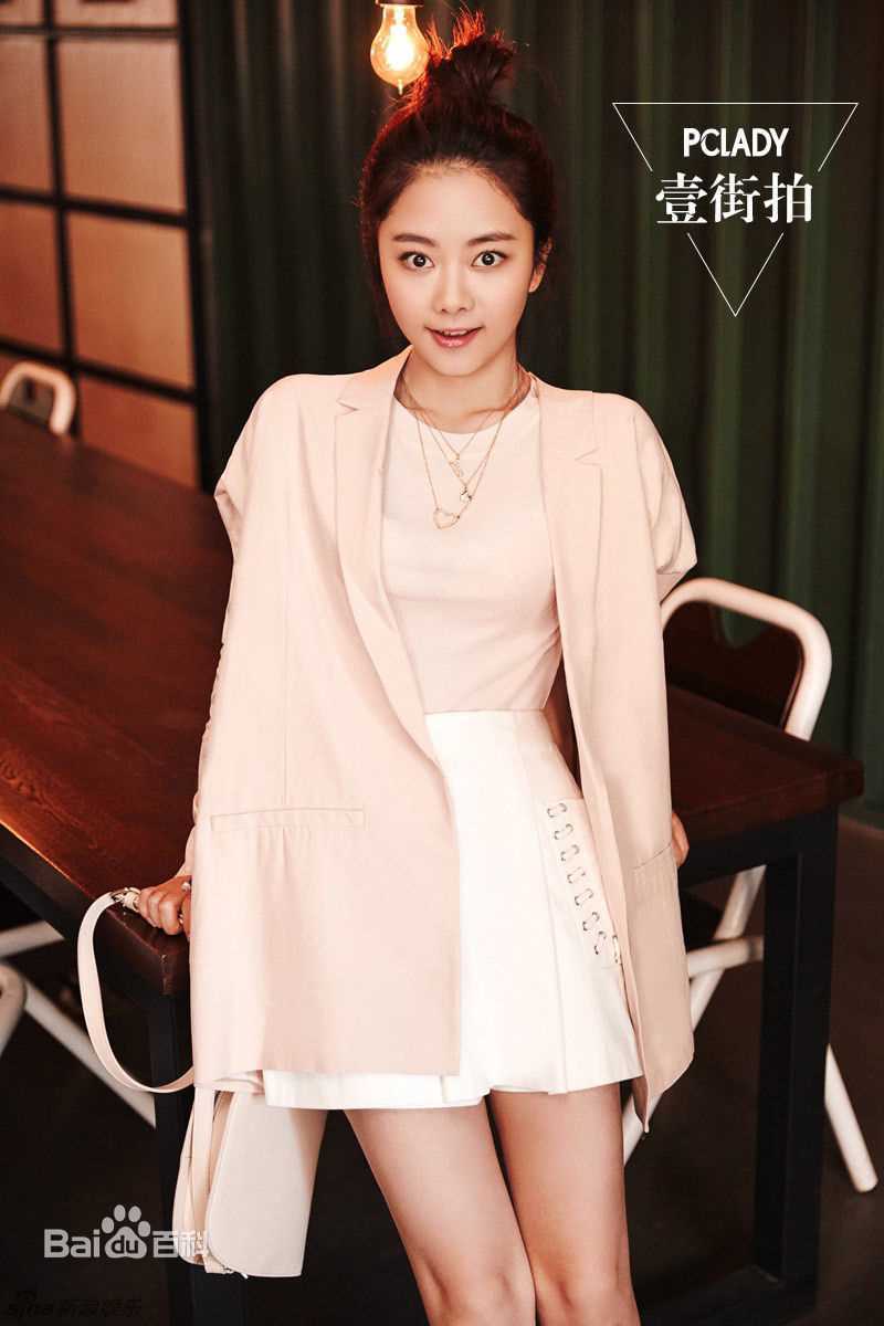 谭松韵(Seven)在《壹街拍》中的