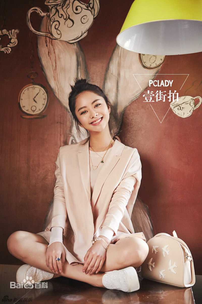 谭松韵(Seven)在《壹街拍》中的