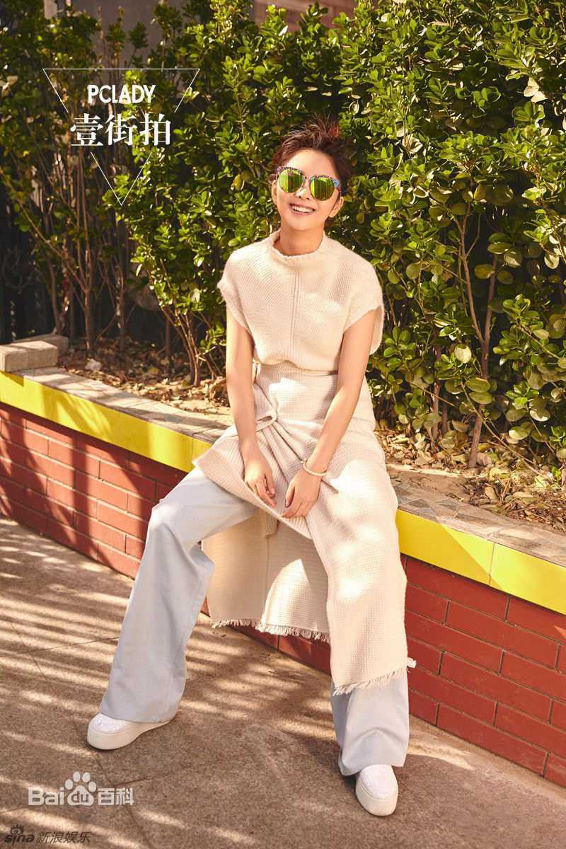 谭松韵(Seven)在《壹街拍》中的