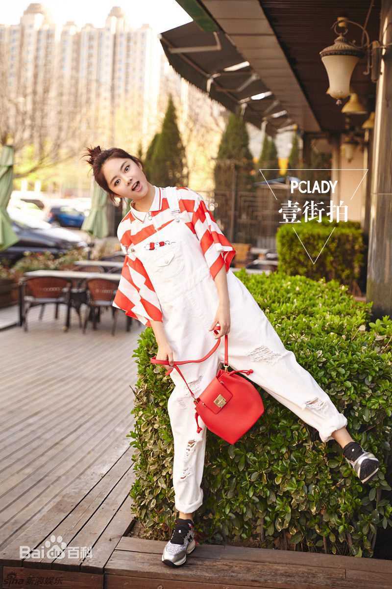 谭松韵(Seven)在《壹街拍》中的