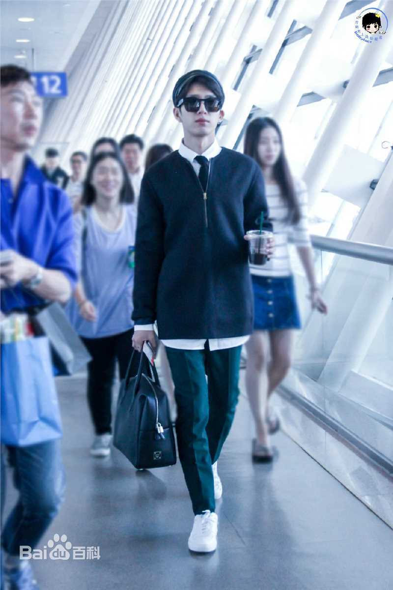 井柏然(Jing Bo Ran)机场时装秀生活照