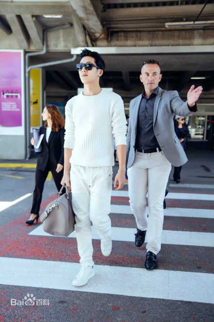 井柏然(Jing Bo Ran)机场时装秀生活照
