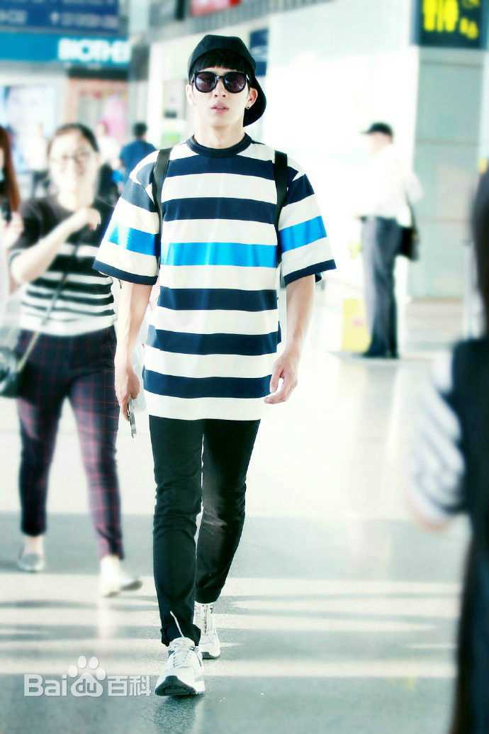 井柏然(Jing Bo Ran)机场时装秀生活照