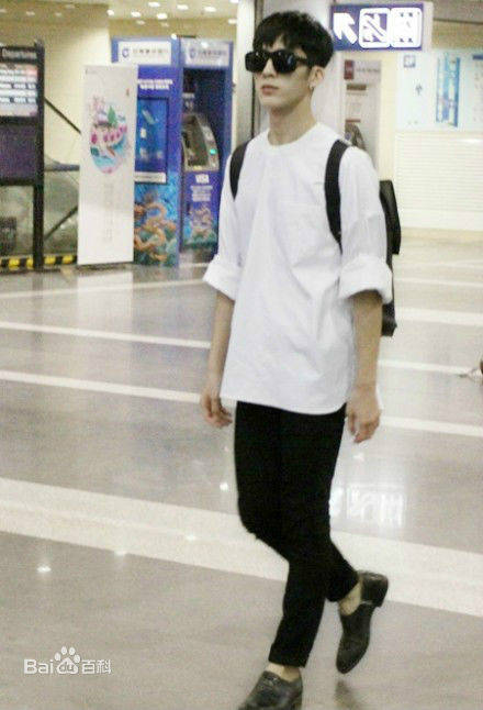 井柏然(Jing Bo Ran)机场时装秀生活照
