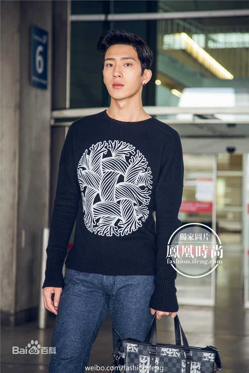 井柏然(Jing Bo Ran)机场时装秀生活照