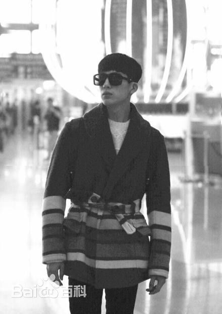 井柏然(Jing Bo Ran)机场时装秀生活照