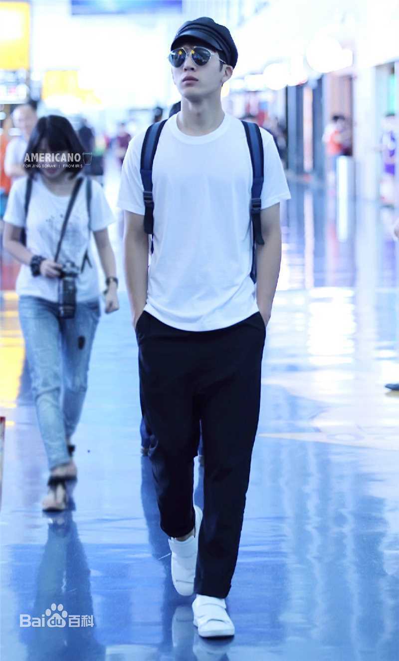井柏然(Jing Bo Ran)机场时装秀生活照