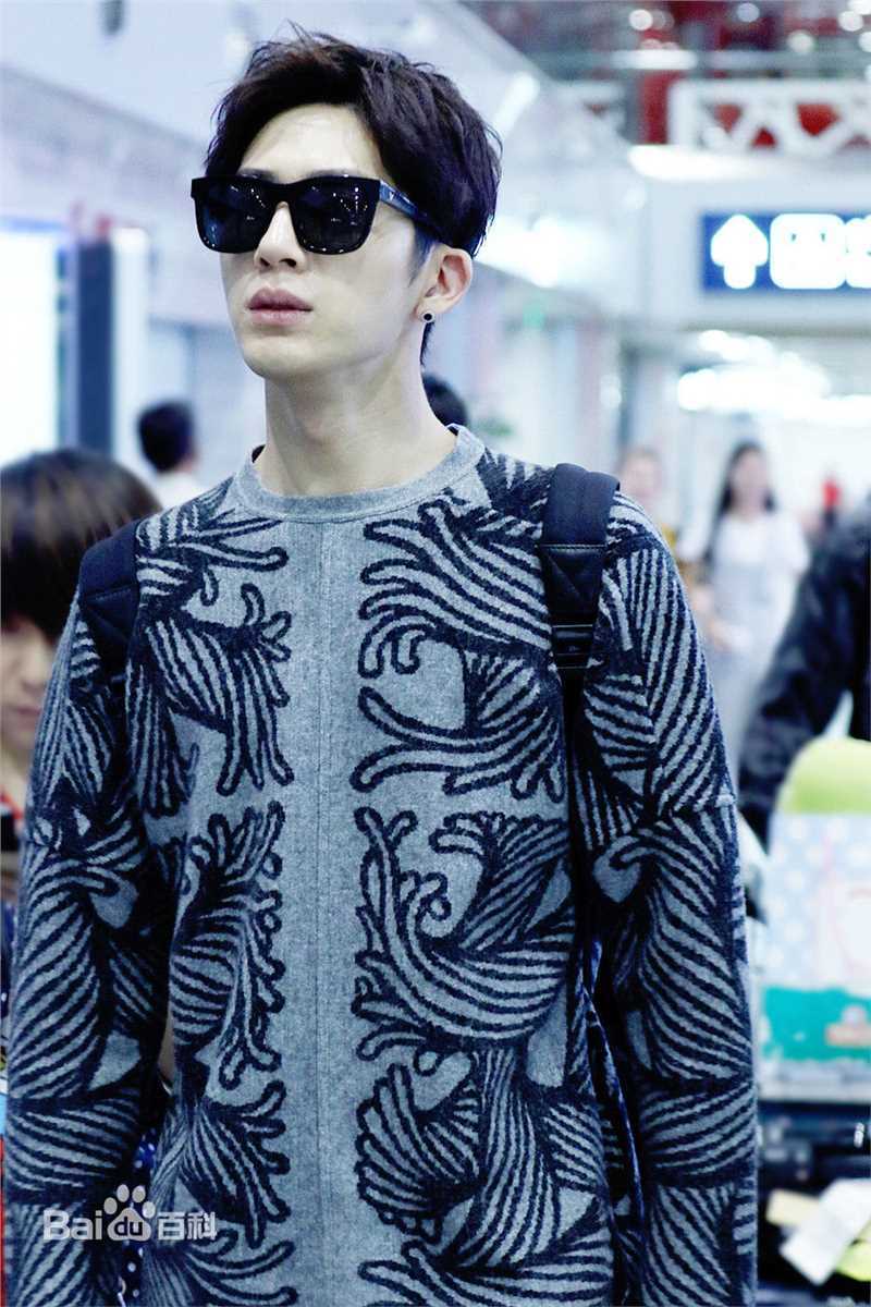 井柏然(Jing Bo Ran)机场时装秀生活照