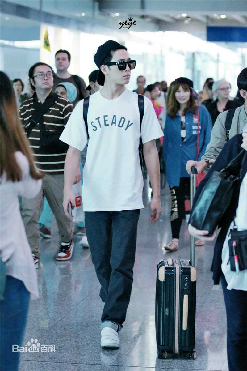 井柏然(Jing Bo Ran)机场时装秀生活照