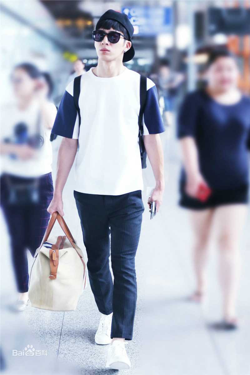 井柏然(Jing Bo Ran)机场时装秀生活照