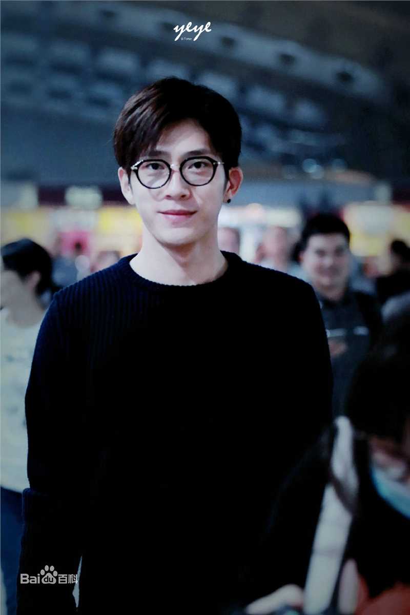 井柏然(Jing Bo Ran)机场时装秀生活照