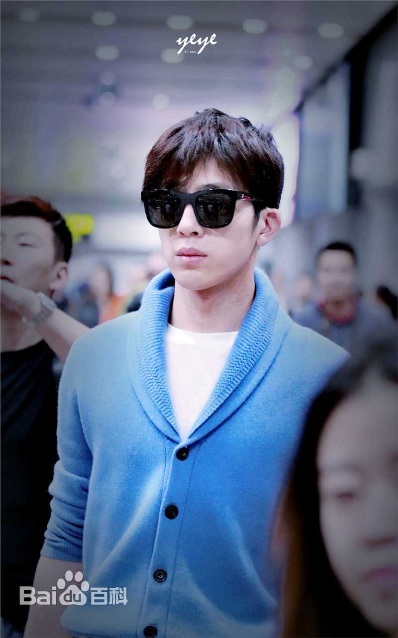 井柏然(Jing Bo Ran)机场时装秀生活照