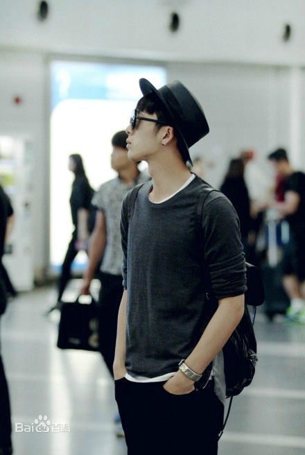 井柏然(Jing Bo Ran)机场时装秀生活照