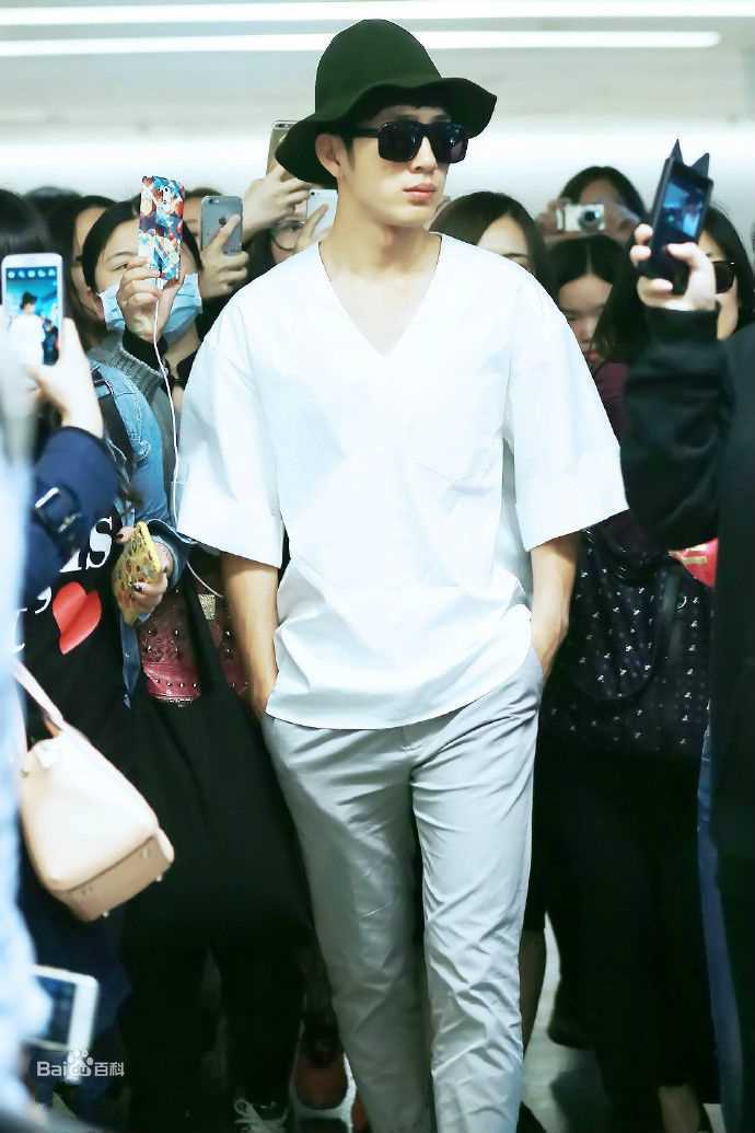 井柏然(Jing Bo Ran)机场时装秀生活照