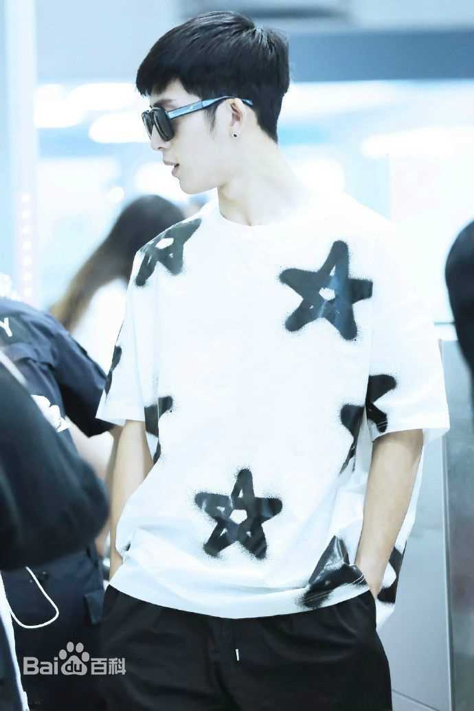 井柏然(Jing Bo Ran)机场时装秀生活照