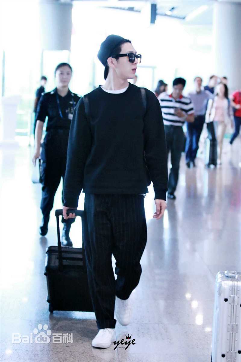 井柏然(Jing Bo Ran)机场时装秀生活照