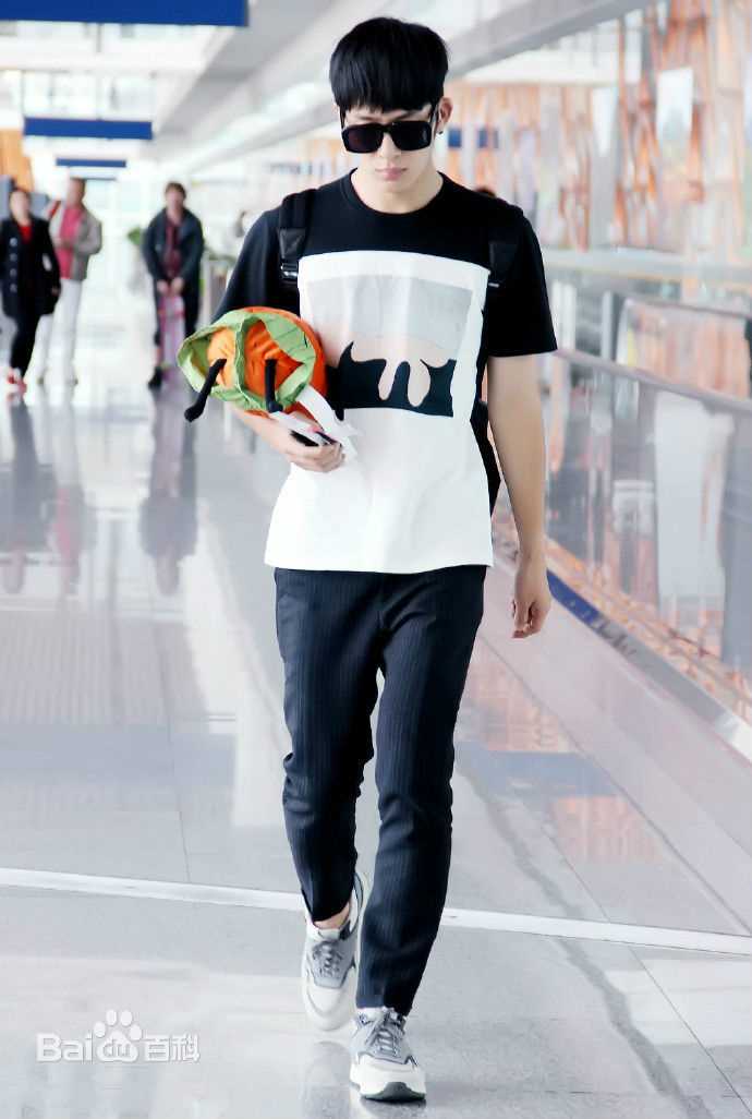 井柏然(Jing Bo Ran)机场时装秀生活照