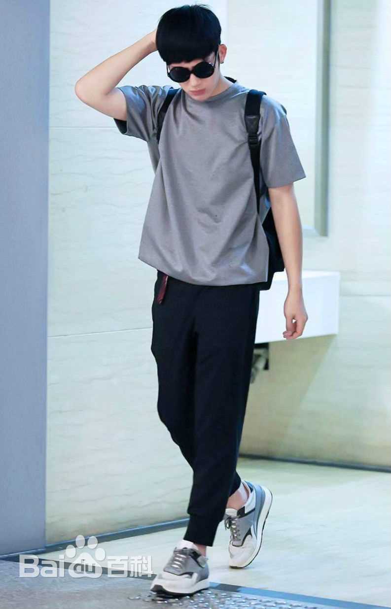 井柏然(Jing Bo Ran)机场时装秀生活照