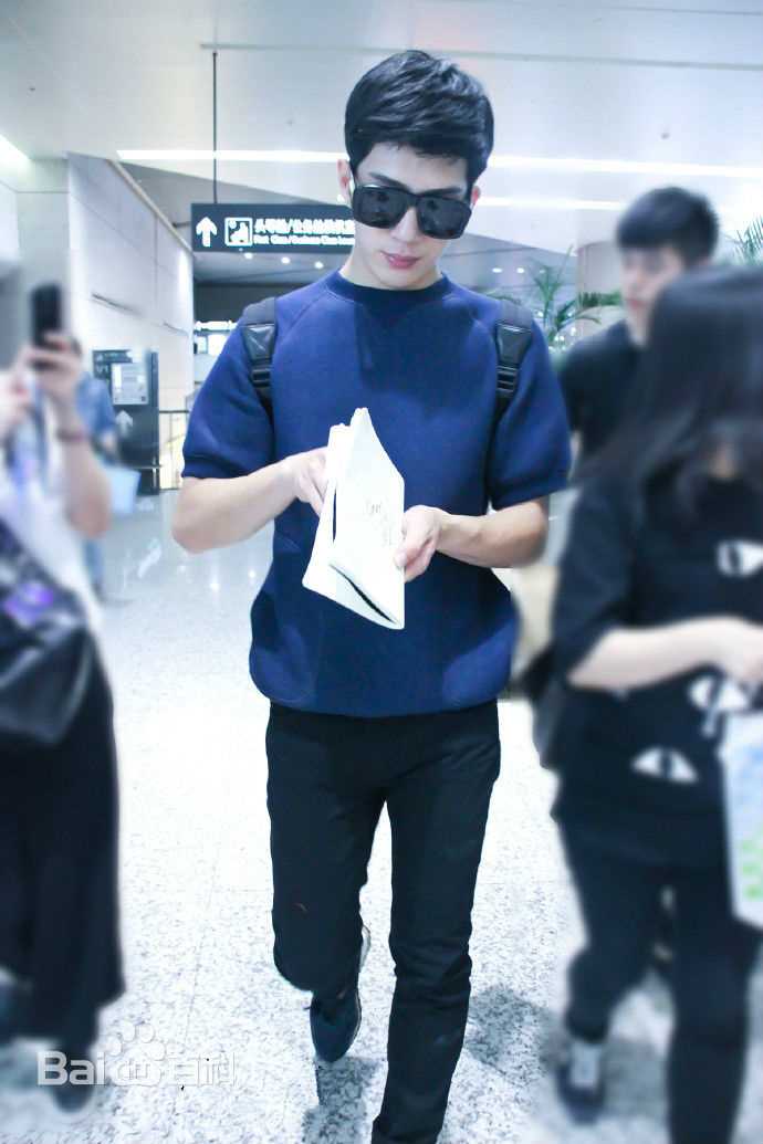 井柏然(Jing Bo Ran)机场时装秀生活照