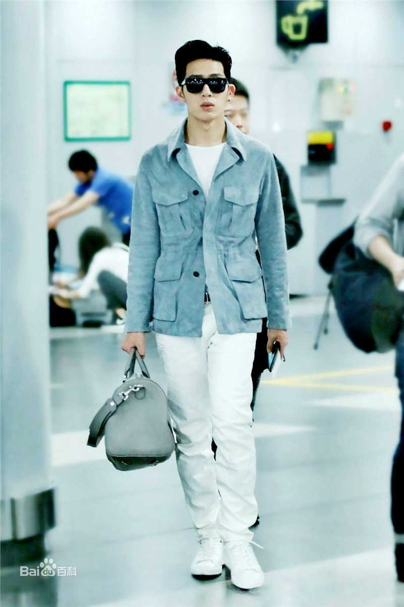 井柏然(Jing Bo Ran)机场时装秀生活照