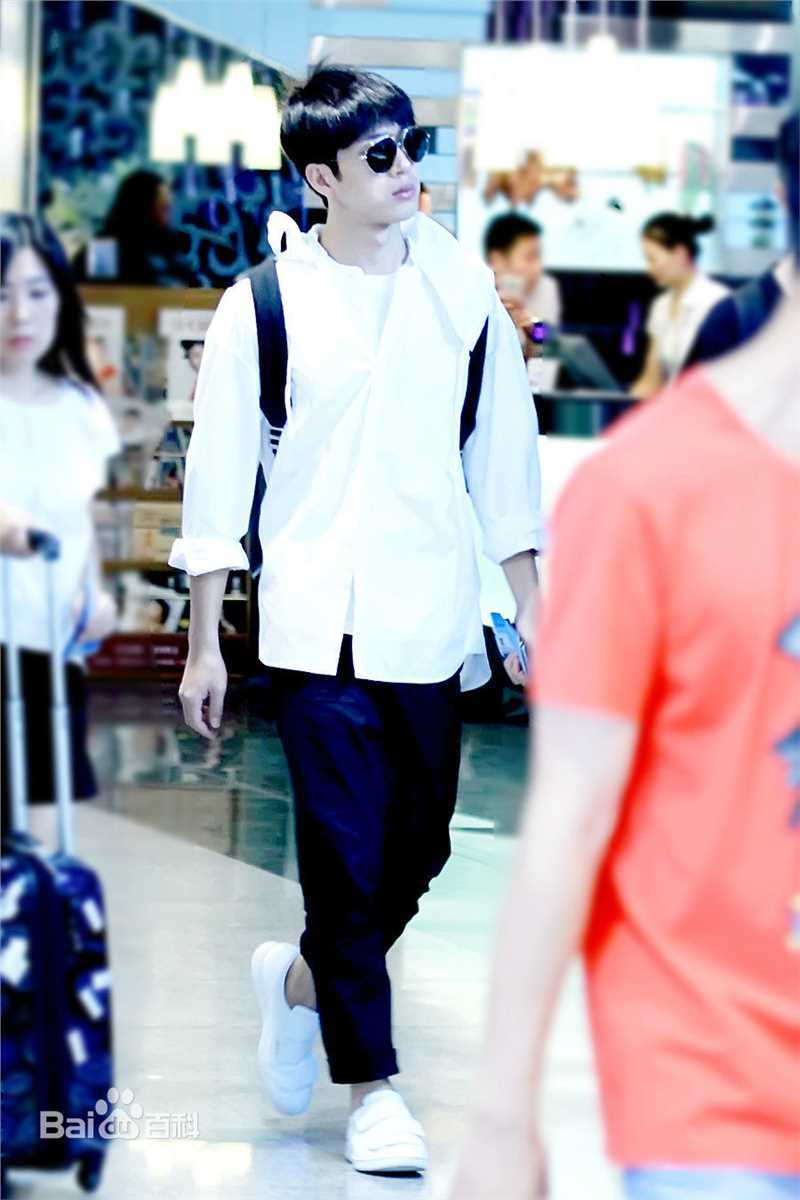 井柏然(Jing Bo Ran)机场时装秀生活照