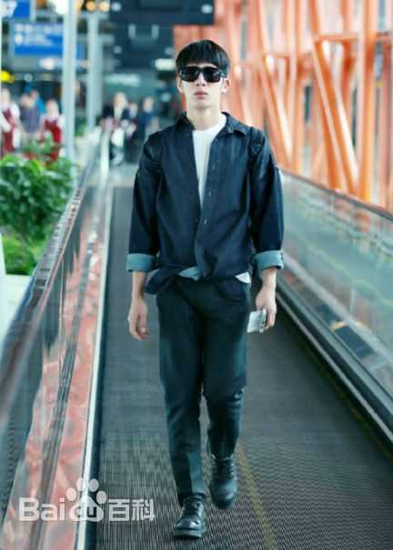 井柏然(Jing Bo Ran)机场时装秀生活照