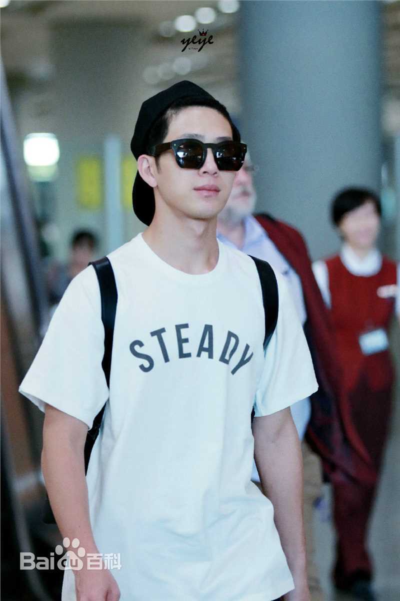 井柏然(Jing Bo Ran)机场时装秀生活照