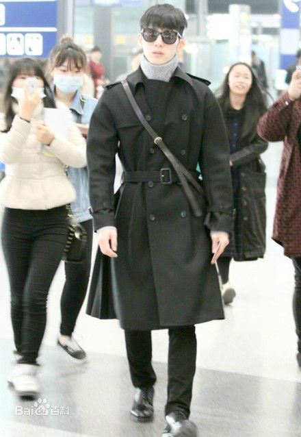 井柏然(Jing Bo Ran)机场时装秀生活照