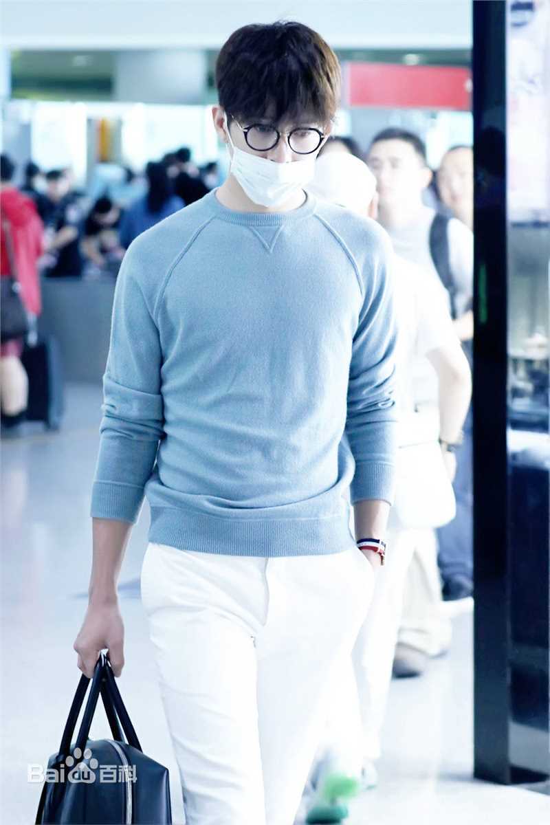 井柏然(Jing Bo Ran)机场时装秀生活照